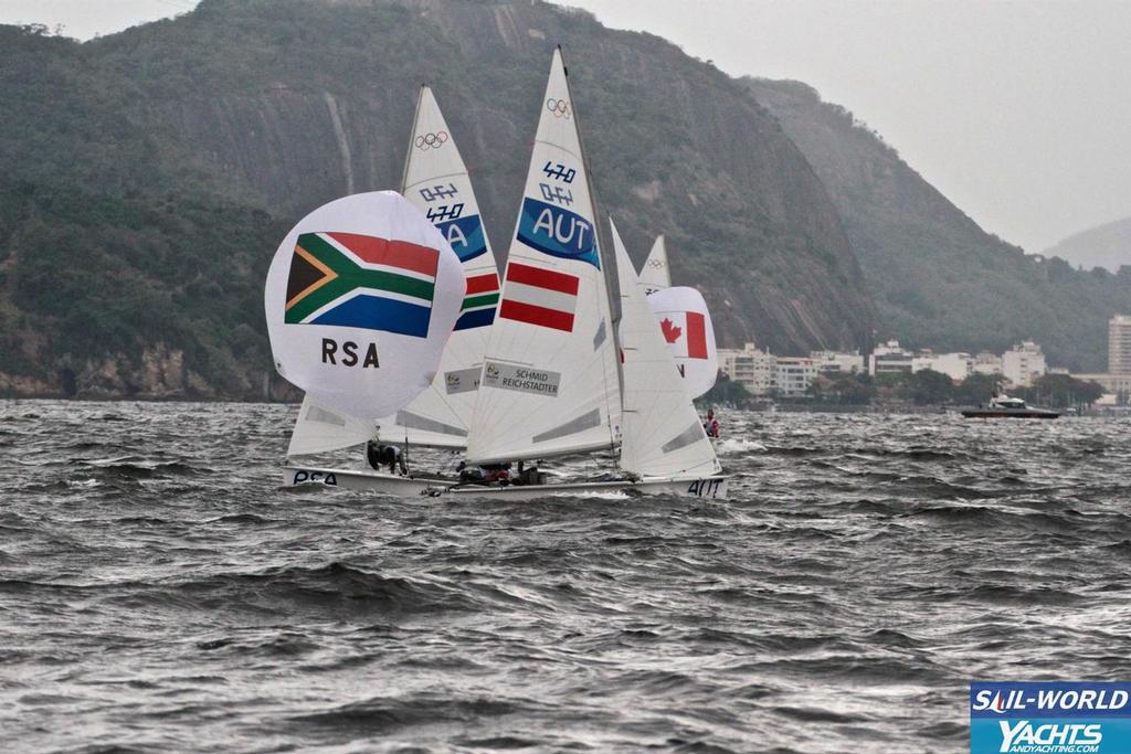 Strong tide, patchy breeze and incoming rain on leg 2 on the Sugarloaf course © Richard Gladwell www.photosport.co.nz